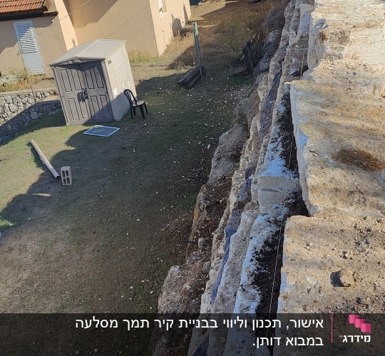 קיר אבן בבנייה עם חוט סימון מתוח